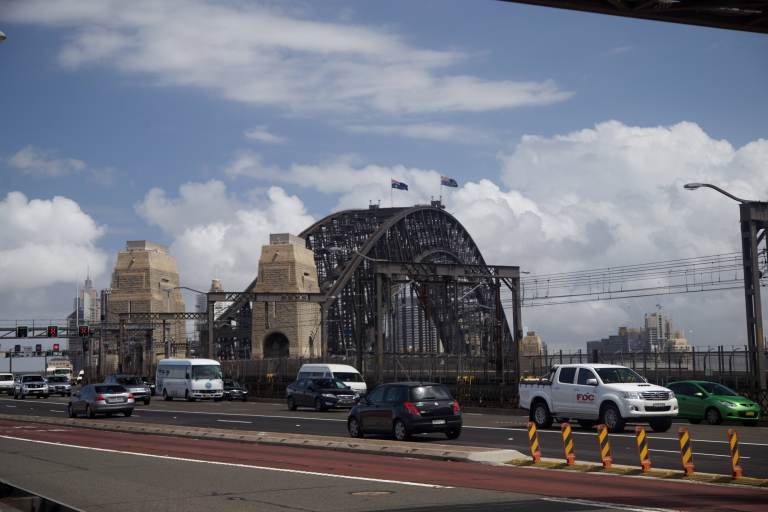 8 spurige Auffahrt zur 8 spurigen Habourbridge